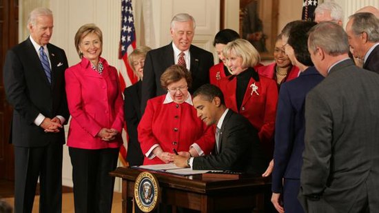 President Obama signing the Lilly Ledbetter Fair Pay Act of 2009 into law, January 29, 2009.