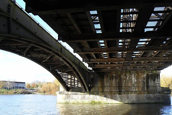 Barnes Railway Bridge – view under decks showing the old disused span on the left
