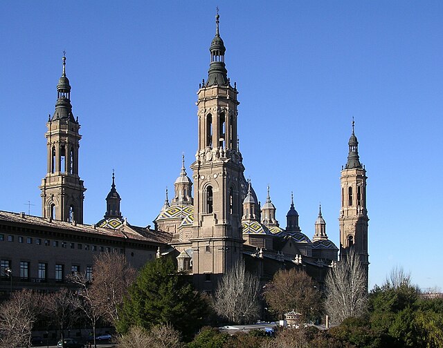 Базилика Нуэстра-Сеньора-дель-Пилар в Сарагосе (Испания)