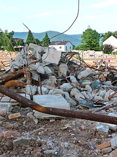 Auf einer Baustelle fällt Bau