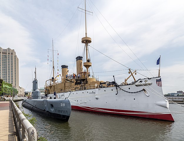 Ships of the Old Navy - Page 2 626px-Becuna_and_Olympia_PA1