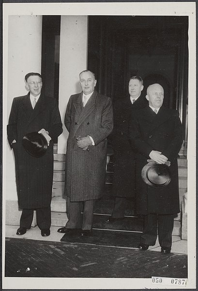 File:Beedigingen, ministers, Albregts A.H.m., Mulderije, Hendrik, Staf, Kees, Bestanddeelnr 050-0787.jpg