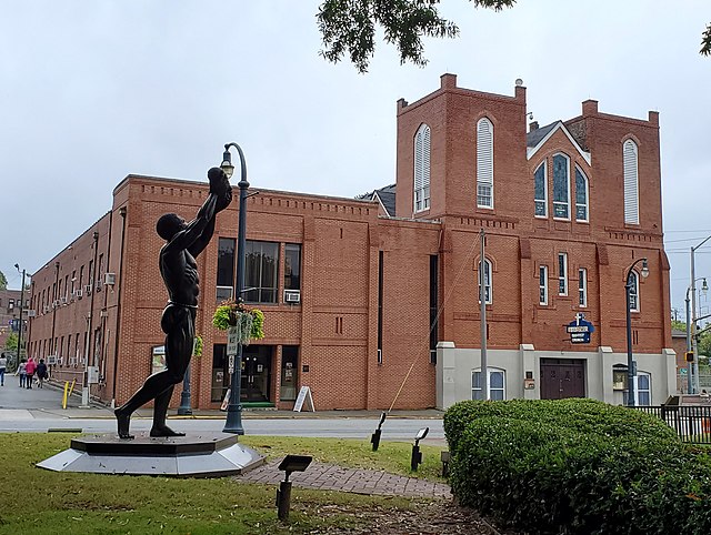 Image: Behold statue & Ebenezer Baptist Church 2