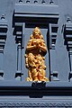 Sri-Ganesha-Hindu-Tempel Berlin: Figur am 17 Meter hohen Königsturm Raja Gopuram, der mit Ornamenten und Symbolen verziert ist, Hasenheide 106.