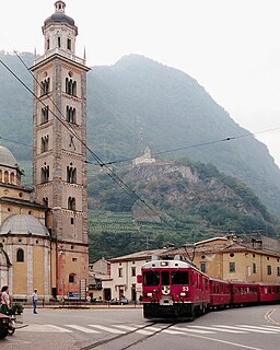 Ett tåg från Rhätische Bahn korsar Piazza Basilica i Tirano, september 1992