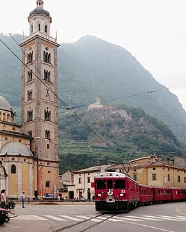 Ein Zug der Berninabahn quert die Piazza Basilica