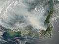 Kebakaran di Borneo, terutamanya Kalimantan, dan menyebabkan jerebu. Imej dirakamkan pada 5 Oktober 2006 oleh satelit Terra MODIS.