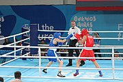 Deutsch: Boxen bei den Olympischen Jugendspielen 2018 Tag 12, 18. Oktober 2018 - Finale Leichtgewicht Mädchen – Oriana Saputo (Argentinien, blau) schlägt Emma Lawson (Australien, rot) 5-0; Ringrichter ist José Romero (Spanien). English: Boxing at the 2018 Summer Youth Olympics on 18 October 2018 – Girls' lightweight Bronze Medal Bout – Oriana Saputo (Argentina, blue) wins over Emma Lawson (Australie, red) 5-0; Referee is José Romero (Spain). Español: Boxeo en los Juegos Olímpicos Juveniles de Verano de 2018 en 18 de octubre de 2018 - Combate de medalla de bronce de las niñas: Oriana Saputo (Argentina, azul) gana a Emma Lawson (Australie, roja) 5-0; Árbitro es José Romero (España).