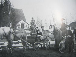 Georgi Bulatsel perheineen Kokemäen kirkon edustalla ennen ensimmäistä maailmansotaa.