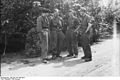 Bundesarchiv Bild 101I-721-0387-02A, Frankreich, Soldaten im Gespräch.jpg