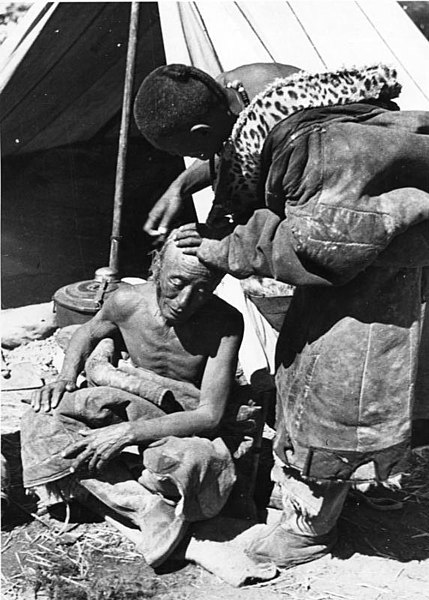 File:Bundesarchiv Bild 135-S-16-03-15, Tibetexpedition, Golok beim Haareschneiden.jpg