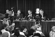 Honecker besøk til Forbundsrepublikken Tyskland, pressekonferanse 8. september 1987. Fra r.  Til venstre: Friedhelm Ost (leder for presse- og informasjonskontoret), Wolfgang Schäuble (leder for forbundskansleriet), Hans-Otto Bräutigam.