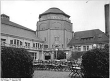 Haus Auensee in 1956. Bundesarchiv Bild 183-40426-0004, Leipzig, Haus Auensee, Terrasse.jpg