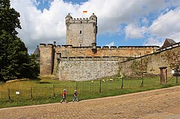 Burg Bentheim, Junge Touristen vor dem Pulverturm.jpg