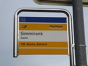 Postauto­haltestelle Gams Simmirank in der bekannten Farbe der Schweizerischen Post. Das Dunkelblau im Balken oben stammt vom Verkehrsverbund Ostwind.