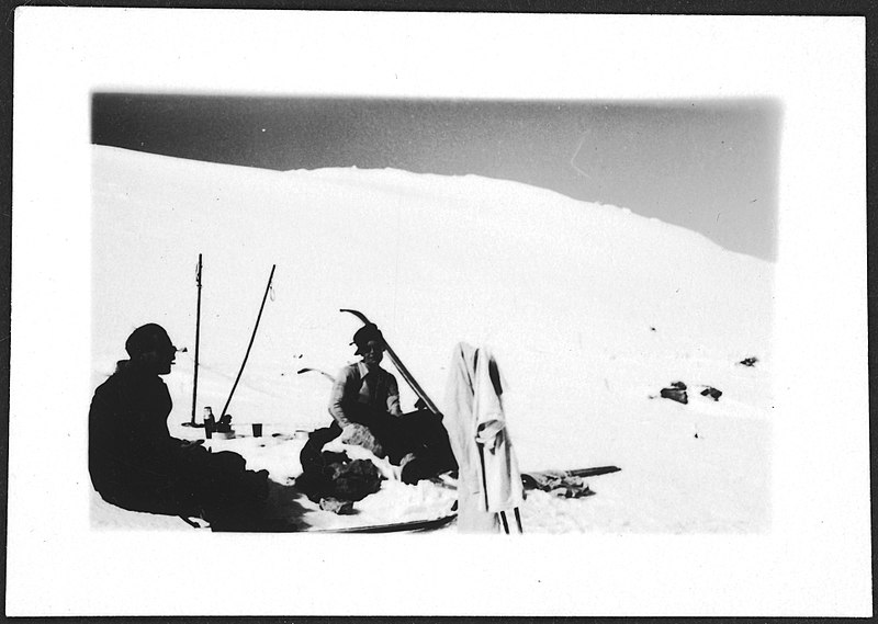 File:CH-NB - Skifahren (Lokalisierung unsicher) - Annemarie Schwarzenbach - SLA-Schwarzenbach-A-5-07-187.jpg