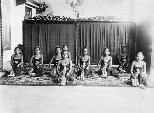 The Bedoyo dancers at the Susuhunan Palace Solo, Surakarta, between 1910 and 1930