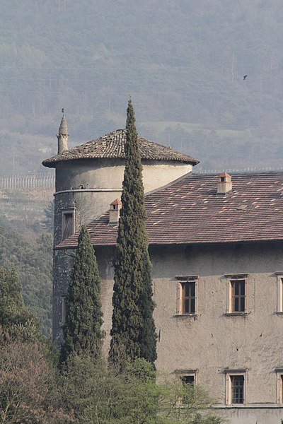 File:Calavino-Castel Toblino-east-detail of tower.jpg