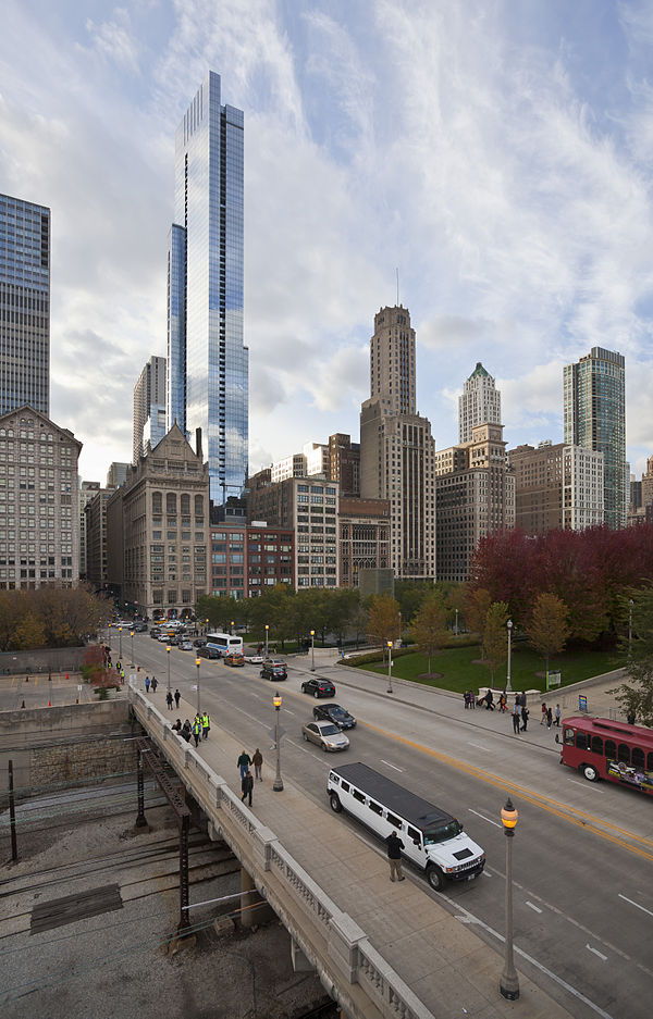 Monroe Street, to the south of which (lower left) the Metra tracks emerge from the tunnel into Millennium Station.