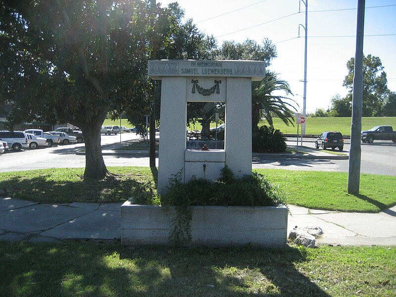 File:CarrolltonLowenbergFountain.jpg