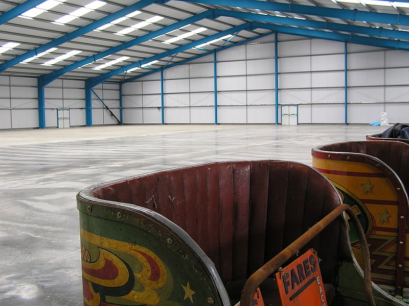 File:Cars from Edwards’ Super Sonic Skid, Dingles Fairground Heritage Centre, Lifton 20~05~06 P5200010 (11522153525).jpg