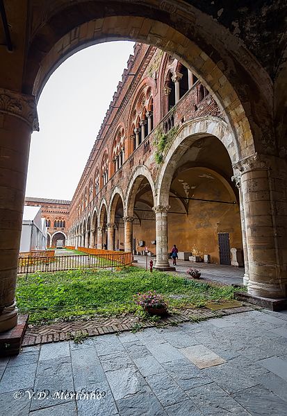 File:Castello Visconteo portici interni colonne antiche.jpg