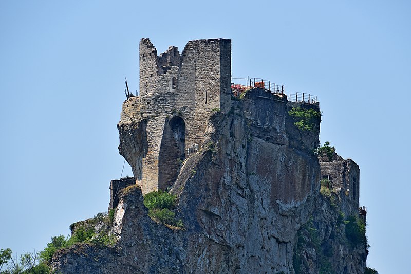 File:Castle of Penne.jpg