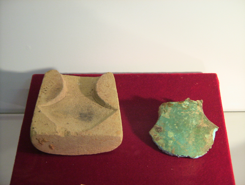 File:Cattien copper axe and mold.png
