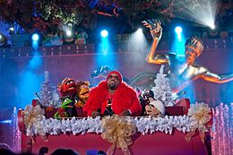 CeeLo Green jouant avec les Muppets au Rockefeller Center Christmas Tree Lighting 2012 (11200418446) .jpg