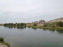 Ceyhanjokea Gökçedamin kylän lähellä, Amoudan linna joen takana sijaitsevalla kukkulalla.‎