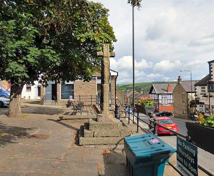 File:Chapel-en-le-Frith Market Cross - geograph.org.uk - 5292801.jpg