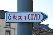Signal routier indiquant un centre de vaccination