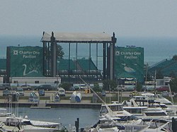 Pabellón de Huntington Bank en Northerly Island visto desde el puerto de Burnham, 2009