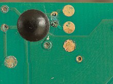 Chip on board : La puce est posée directement sur le circuit imprimé, reliée aux pistes cuivrée puis recouverte de résine.