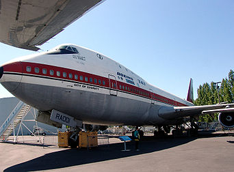 Le City of Everett est le tout premier prototype du Boeing 747. Il a fait son premier vol le 9 février 1969, soit moins d'un mois avant le Concorde. Le City of Everett est actuellement exposé au Museum of Flight à Seattle, à côté de l'usine Boeing. Le Museum of Flight expose entre autres un De Havilland Comet et le Concorde G-BOAG, ancien de la British Airways. (définition réelle 3 188 × 2 352)
