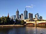 Panorama města Melbourne z Southbank s Princes Bridge a St Pauls, 2018.jpg