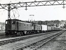 'n Paar Klas 1E-lokomotiewe voor 'n passasierstrein in Natal, ongeveer 1930