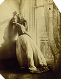 Clementina Hawarden, foto della figlia Clementina Maude in una posa drammatica (1862 circa)