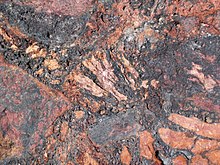 Breccia cu pat de clincher (Formația Wasatch, Eocen inferior; metamorfismul focului de cărbune la 19 ka, Pleistocen târziu; bloc mare la zona de odihnă a dealului Interstate 90 la vest, la est de Buffalo, Powder River Basin, Wyoming, SUA) 4 (19942408800). jpg