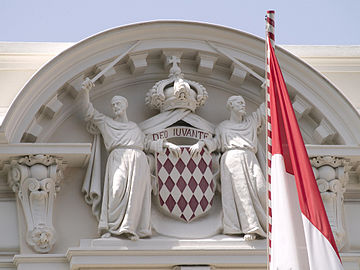 Armoiries des Grimaldi supportées par deux moines, au fronton de l'hôtel du Conseil d'État et des Juridictions suprêmes.