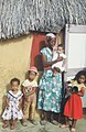 Collectie Nationaal Museum van Wereldculturen TM-20029127 Moeder met haar kinderen voor hun woning Bonaire Boy Lawson (Fotograaf).jpg