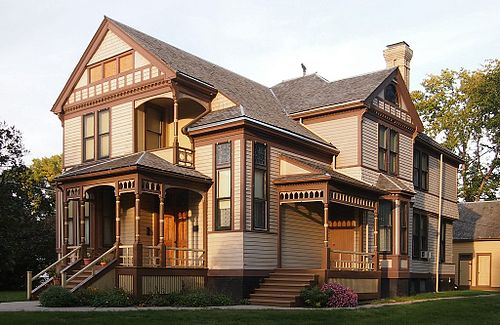 Кремовые дома. Фасады деревянных домов. Красивые фасады деревянных домов. Фасад деревянного дома. Коричневый дом.