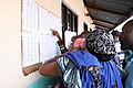 Des Congolais regardant les listes électorales à Goma (Nord-Kivu)