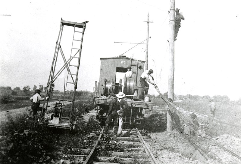 File:Construction workers raising power lines - DPLA - fd565d9aa7d12ccb81f4f2000982d48a.jpg