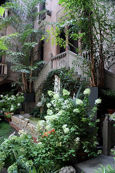 File:Courtyard Isabella Stewart Gardner 38.jpg