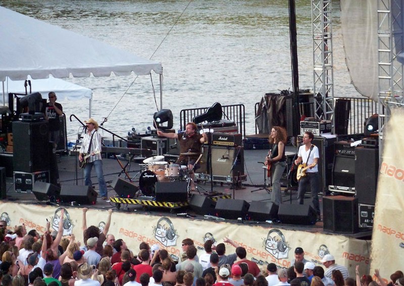 File:Cowboy Mouth performing.jpg