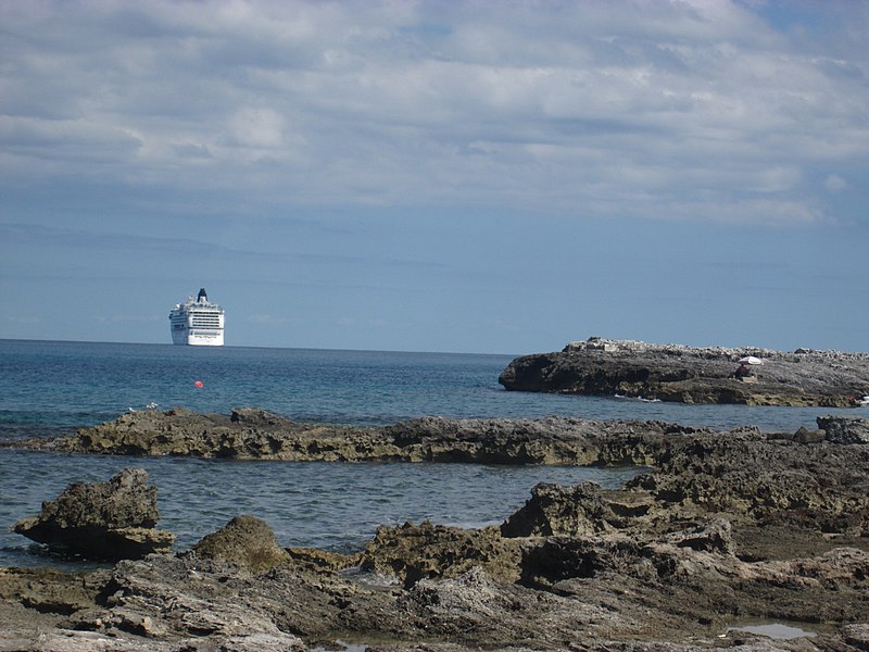 File:Cruise Ship, COCO CAY-BAHAMAS - panoramio.jpg