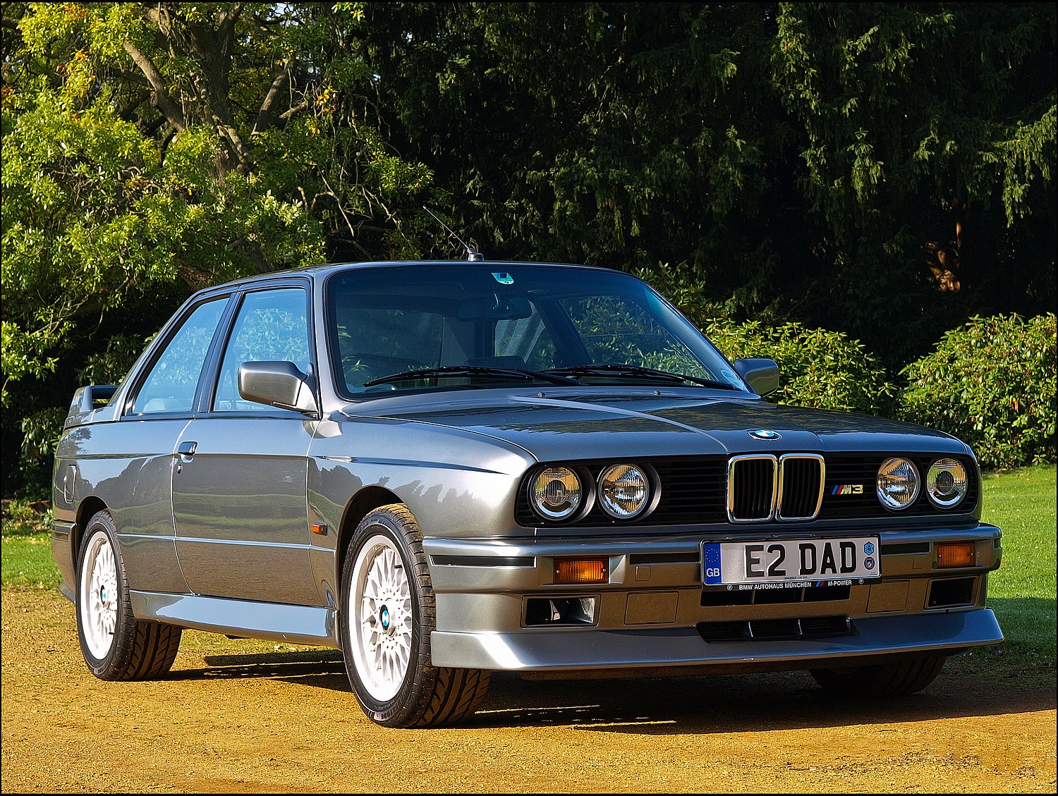 Por qué el emblema de BMW M lleva los colores rojo y azul