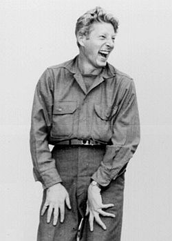 Danny Kaye underholder tropper i Japan i 1945