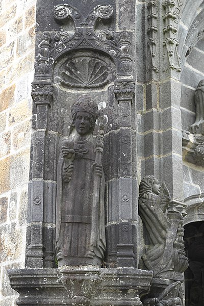 File:Daoulas Abbatiale Notre-Dame Porche 215.jpg